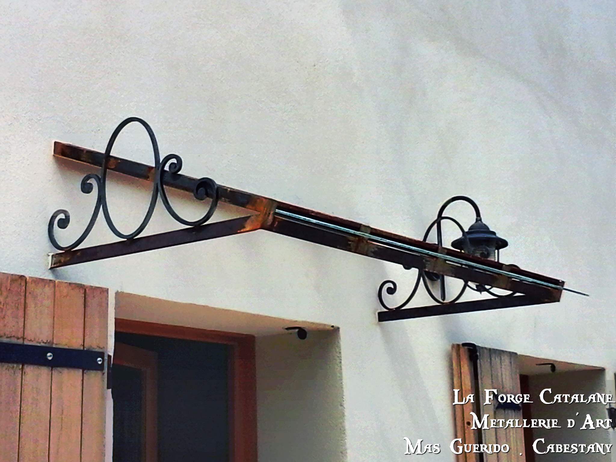 marquise type vitrage fil de fer arme avec motifs lateraux Forge Catalane.jpg